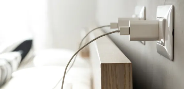 عواقب ترك شواحن الأجهزة موصولة بالكهرباء طوال الوقت!